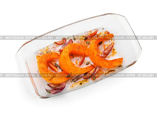 Блюдо с кусочками вкусной запеченной тыквы на белом фоне. Стоковое фото, фотограф Pixel_shot / Фотобанк Лори