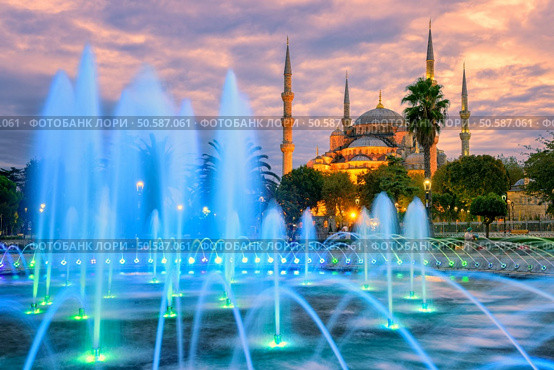 Blue Mosque (Sultanahmet camii) with blue illuminated fountain in the city center of Istanbul, Turkey. Стоковое фото, агентство Ingram Publishing / Фотобанк Лори