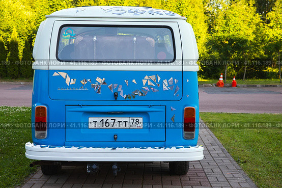 Blue white Volkswagen Transporter T2 van, rear view (2021 год). Редакционное фото, фотограф EugeneSergeev / Фотобанк Лори