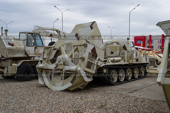 БМК-2, военная быстроходная машина для рытья котлованов и укрытий для солдат, оборудование оборонительных позиций. Каменск - Шахтинский, Ростовская область, Россия. (2020 год). Редакционное фото, фотограф Андрей Цыганков / Фотобанк Лори