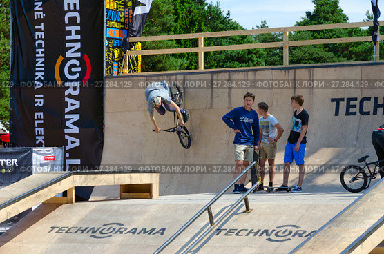 BMX райдер катается в рампе, Паланга, Литва (2015 год). Редакционное фото, фотограф Ольга Коцюба / Фотобанк Лори