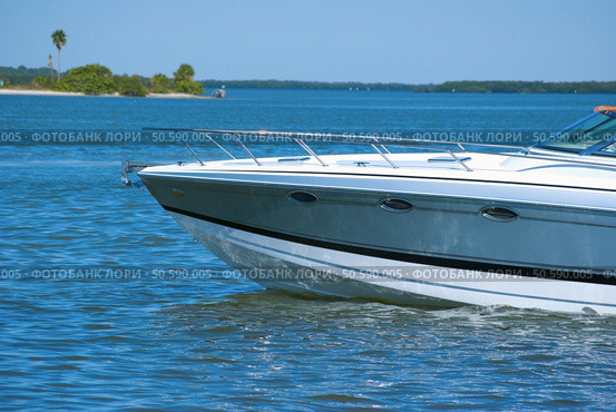 Boat bow of new boat idling through beautiful blue water. Стоковое фото, агентство Ingram Publishing / Фотобанк Лори