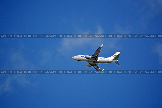 Boeing 737-500 (бортовой номер VQ-BAE) авиакомпании "ЮТэйр" на фоне облачного неба (2016 год). Редакционное фото, фотограф Александр Замараев / Фотобанк Лори