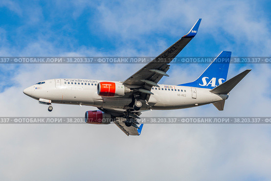 Boeing 737-700 (SE-REZ) авиакомпании SAS Scandinavian Airlines на глиссаде. Вид сбоку (2018 год). Редакционное фото, фотограф Виктор Карасев / Фотобанк Лори