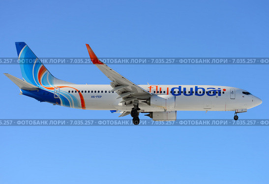 Boeing 737 (бортовой A6-FEP) авиакомпании Flydubai на посадке во Внукове (2015 год). Редакционное фото, фотограф Alexei Tavix / Фотобанк Лори