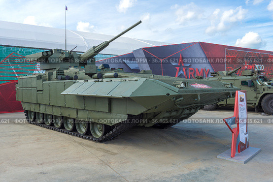 Боевая машина пехоты "Армата" Т-15 с боевым модулем "Кинжал" на международном военно-техническом форуме "Армия-2020". Парк Патриот. Редакционное фото, фотограф Виктор Карасев / Фотобанк Лори