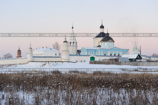 Богородице-Рождественский Бобренев монастырь в лучах оранжевого заката. Стоковое фото, фотограф Дмитрий Заморин / Фотобанк Лори