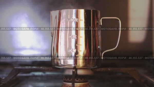 Boiling water for preparation of specialty coffee infusion footage. Стоковое видео, видеограф Jose Leonardo Marino Coronado / Фотобанк Лори