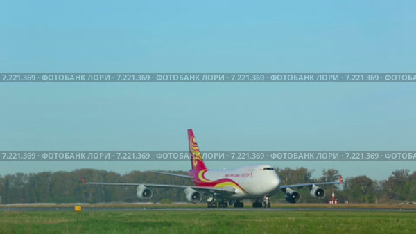 Боинг 747 китайской авиакомпании Yangtze River Express выруливает на взлётно-посадочную полосу аэропорта Толмачёво. Новосибирск. Россия (2013 год). Редакционное видео, видеограф Игорь Жоров / Фотобанк Лори