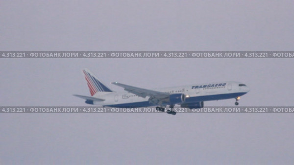 Боинг 767-300 (Boeing 767) авиакомпании Трансаэро (Transaero). Посадка в аэропорту Уфы (2013 год). Редакционное видео, видеограф Mikhail Erguine / Фотобанк Лори