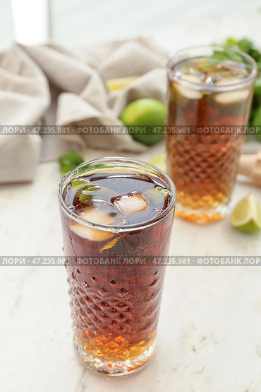 Бокалы вкусного коктейля Cuba Libre на столе. Стоковое фото, фотограф Pixel_shot / Фотобанк Лори