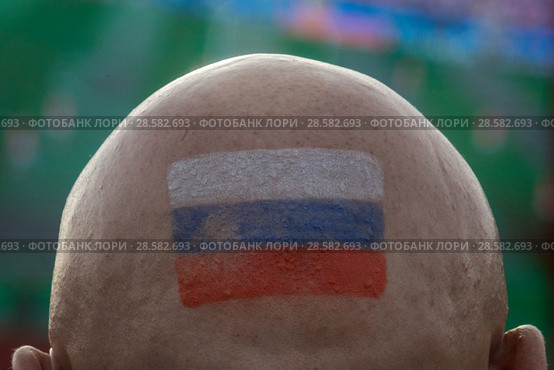 Болельщик Российской национальной футбольной сборной смотрит за игрой сборную на большом экране в городе Москве во время Чемпионата мира по футболу FIFA 2018, Россия. Редакционное фото, фотограф Николай Винокуров / Фотобанк Лори