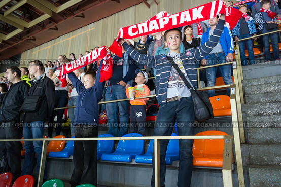 Болельщики ХК "Спартак" Москва на трибунах МСА "Лужники" (2015 год). Редакционное фото, фотограф Сергей Лаврентьев / Фотобанк Лори