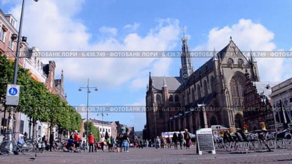 Большая церьковь (Grote Kerk) на центральной рыночной площади Grote Markt (Харлем, Голландия) (2014 год). Редакционное видео, видеограф FMRU / Фотобанк Лори