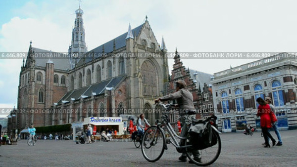 Большая церковь (Grote Kerk) на центральной рыночной площади Grote Markt (Харлем, Голландия) (2014 год). Редакционное видео, видеограф FMRU / Фотобанк Лори