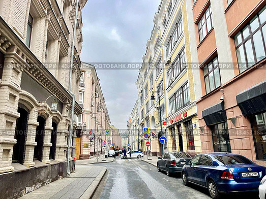 Большой Черкасский переулок в Москве весной в облачную погоду. Редакционное фото, фотограф Овчинникова Ирина / Фотобанк Лори