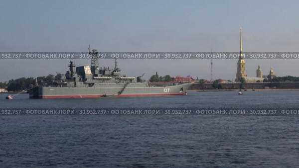 Большой десантный корабль "Минск" и Петропавловская крепость июльским днем. Подготовка ко Дню ВМФ в Санкт-Петербурге (2018 год). Редакционное видео, видеограф Виктор Карасев / Фотобанк Лори