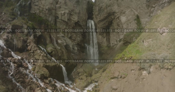 Большой и бурный водопад. Горы. Джины Су. Минеральные Воды. Видео с дрона. Пролеты. Вид с верху. Открывающие и заявочные планы. (2023 год). Редакционное видео, видеограф Александр Иванов / Фотобанк Лори