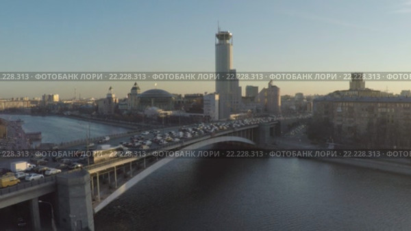 Большой Краснохолмский мост и Дом Музыки на Космодамианской набережной. Вид с коптера. Go-pro. Стоковое видео, видеограф Евгений Ковалев / Фотобанк Лори