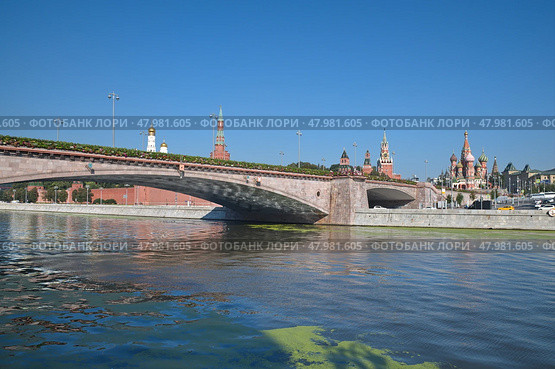 Большой Москворецкий мост в Москве летним солнечным днем, Россия (2024 год). Стоковое фото, фотограф Елена Коромыслова / Фотобанк Лори