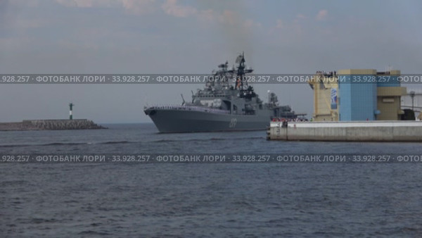 Большой противолодочный корабль "Североморск" входит на кронштадский рейд для  участие в военном параде в честь Дня ВМФ. Кронштадт (2019 год). Редакционное видео, видеограф Виктор Карасев / Фотобанк Лори