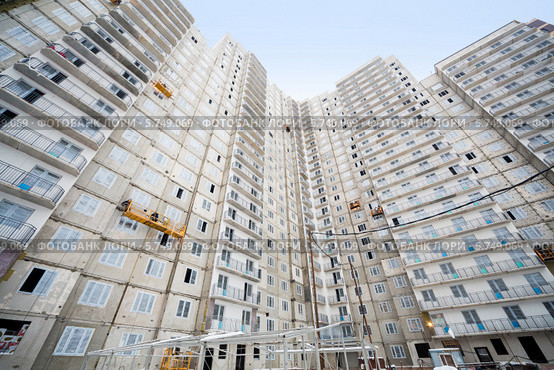 Большой строящийся корпус жилого дома. 10 декабря 2012 года, Москва, Россия. Стоковое фото, фотограф Losevsky Pavel / Фотобанк Лори