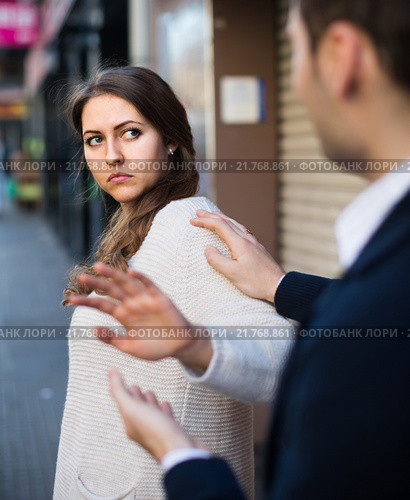 Boring male person accosting to female at crowded street. Редакционное фото, фотограф Яков Филимонов / Фотобанк Лори