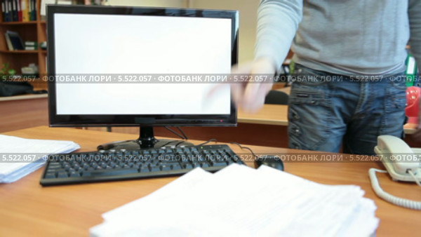 Босс ставит задачу перед офисным служащим разобрать всю документацию. Стоковое видео, видеограф Кекяляйнен Андрей / Фотобанк Лори