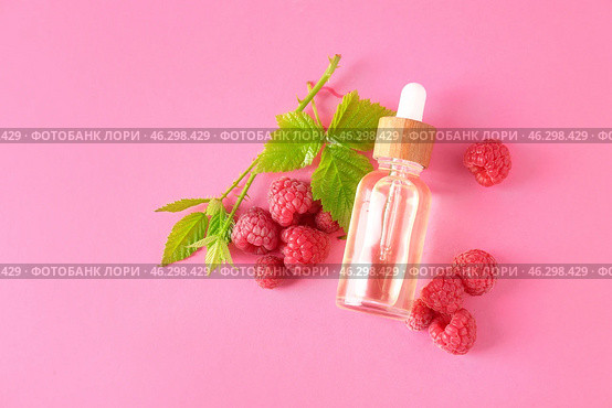 Bottle of raspberry essential oil on color background. Стоковое фото, фотограф Pixel_shot / Фотобанк Лори