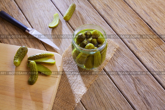 bottled pickles cucumbers in vintage wooden table. Стоковое фото, агентство Ingram Publishing / Фотобанк Лори
