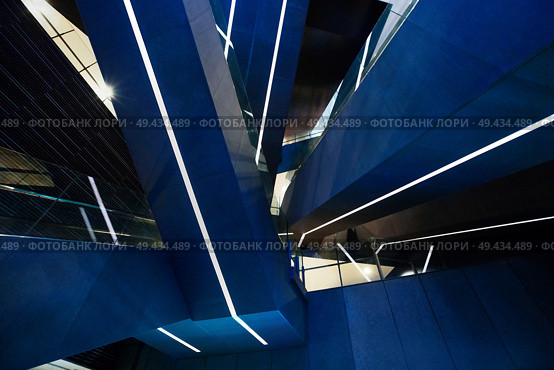 Bottom view of escalators at the modern shopping mall, Tokyo, Japan. Abstract pattern.. abstract background of escalators at the modern shopping mall. Стоковое фото, агентство Ingram Publishing / Фотобанк Лори
