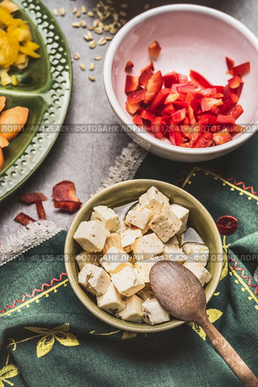 Bowl of Diced feta cheese marinated in olives oil and spoon, top view, close up. Стоковое фото, агентство Ingram Publishing / Фотобанк Лори
