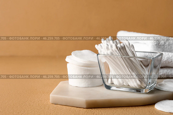 Bowl with cotton swabs, pads and towels on color background. Стоковое фото, фотограф Pixel_shot / Фотобанк Лори