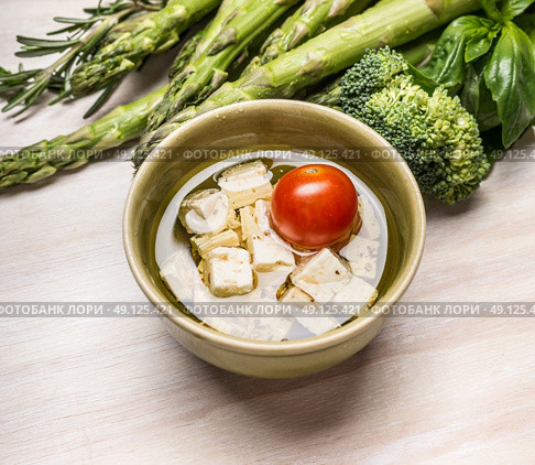 Bowl with Diced feta cheese and green vegetables, close up. Стоковое фото, агентство Ingram Publishing / Фотобанк Лори