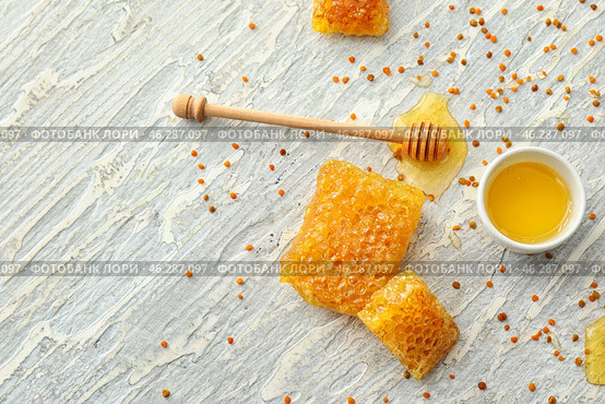 Bowl with sweet honey and pieces of fresh combs on light table. Стоковое фото, фотограф Pixel_shot / Фотобанк Лори