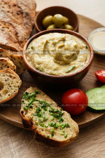 Bowl with tasty baba ghanoush, bread and vegetables on wooden background, closeup. Стоковое фото, фотограф Pixel_shot / Фотобанк Лори