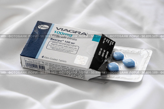 Box of pills of Viagra 100mg Sildenafil Citrate on a wrinkled white bed sheet. Редакционное фото, фотограф Георгий Дзюра / Фотобанк Лори