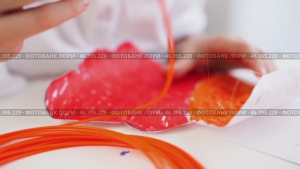 Boy drawing with 3D pen at table. Стоковое видео, видеограф Igor Skripachev / Фотобанк Лори