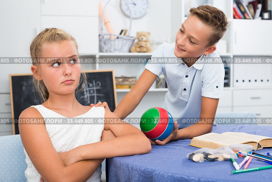 Boy is excusing for the offendedly girl and offering to play ball. Стоковое фото, фотограф Яков Филимонов / Фотобанк Лори