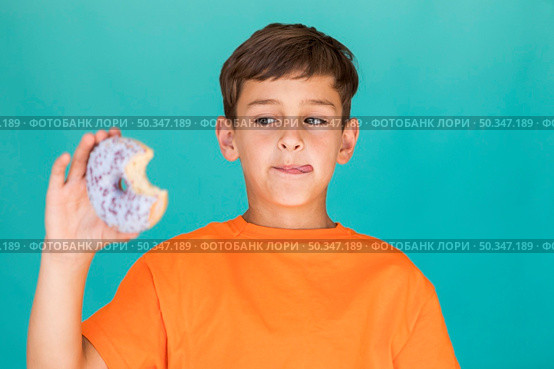 boy looking delicious glazed doughnut. Стоковое фото, агентство Ingram Publishing / Фотобанк Лори