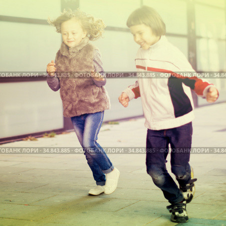 boy with blonde girl outdoors are friends. Стоковое фото, фотограф Татьяна Яцевич / Фотобанк Лори