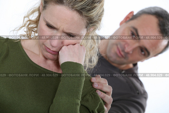 Boyfriend consoling woman. Стоковое фото, агентство Ingram Publishing / Фотобанк Лори