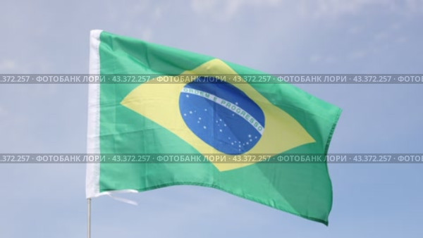 Brazil flag waving against the blue sky. Стоковое видео, видеограф Яков Филимонов / Фотобанк Лори