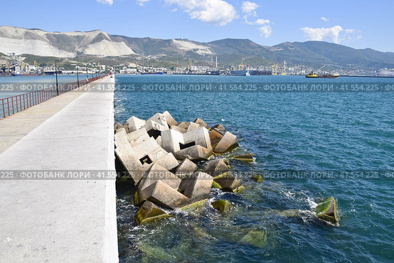 Breakwater of the rectangular stone figures. Стоковое фото, фотограф Леонид Еремейчук / Фотобанк Лори