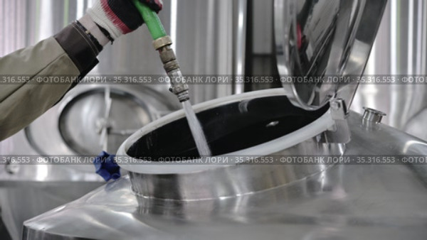 Brewery industry steel tank production alcohol drink. Стоковое видео, видеограф Mark Agnor / Фотобанк Лори