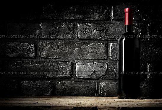 Brick wall in cellar and bottle of cabernet. Стоковое фото, агентство Ingram Publishing / Фотобанк Лори
