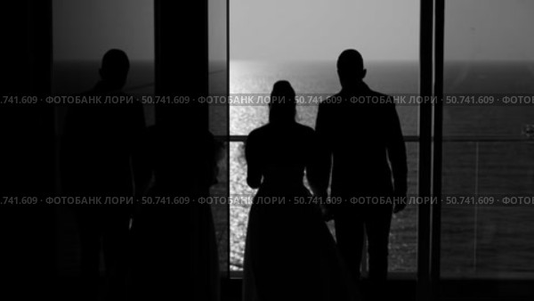 Bride and groom going out onto the balcony with a view of the sea. Стоковое видео, видеограф Tatiana Malinsky / Фотобанк Лори