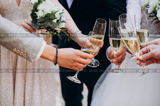 Bride with groom drinking champaigne on their wedding. Стоковое фото, агентство Ingram Publishing / Фотобанк Лори