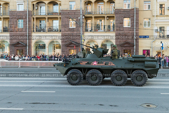 Бронетранспортер БТР-82А на ночной репетиции парада в честь 71-ой годовщины Победы в Великой Отечественной войне. Москва, 2016. Редакционное фото, фотограф Алексей Бок / Фотобанк Лори