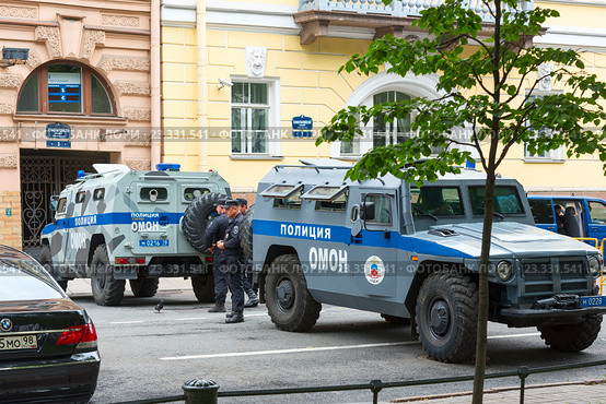 Бронированные полицейские автомобили "Тигр" заграждают проезд. Санкт-Петербург (2016 год). Редакционное фото, фотограф Александр Щепин / Фотобанк Лори